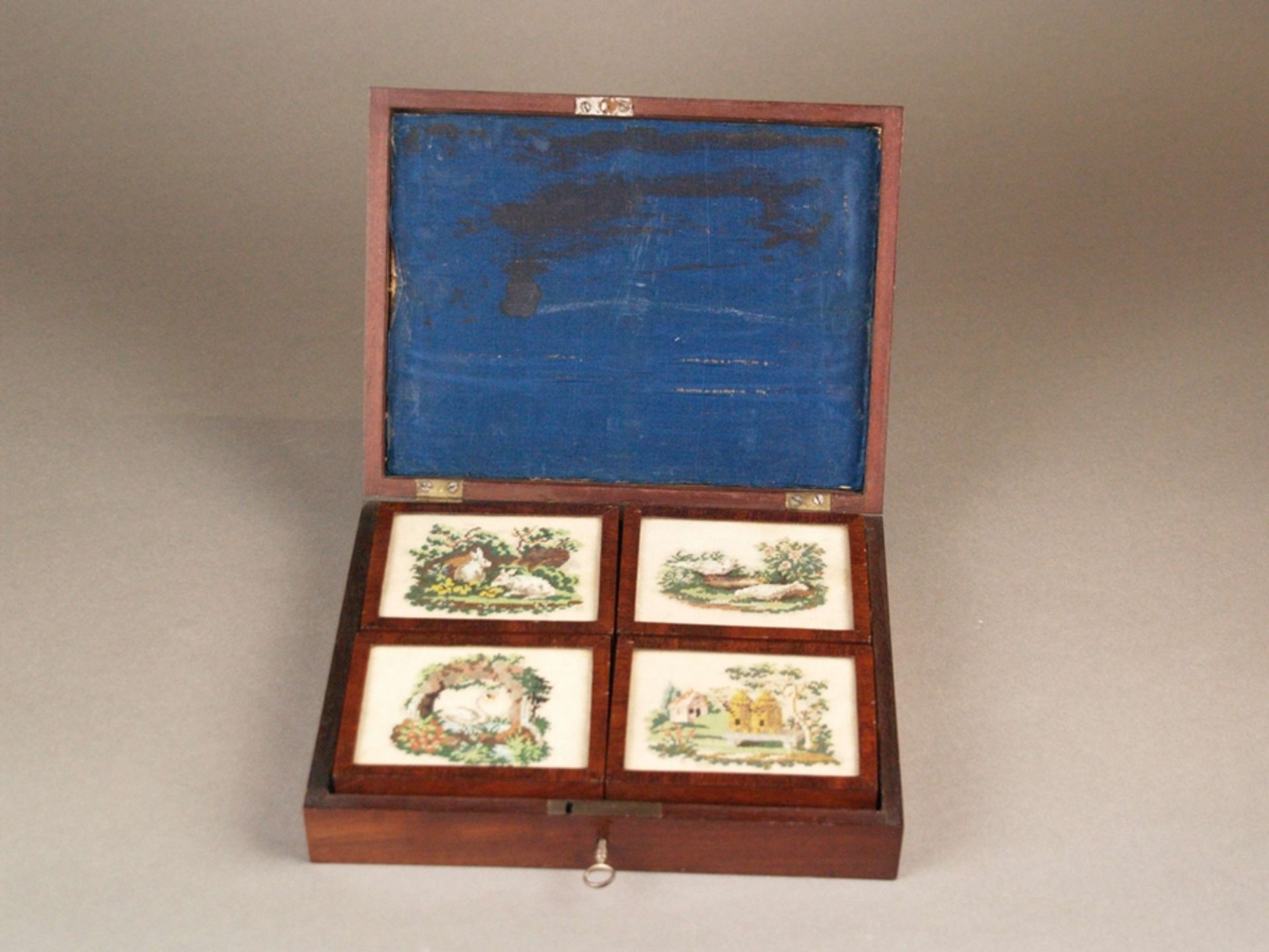 Schatulle mit Perlmuttfiguren - um 1840, rechteckige Schatulle mit vier kleinen Deckeldosen, darin - Bild 3 aus 6
