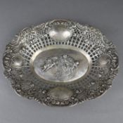 Ovale Korbschale - Silber, um 1900, Punzen: Halbmond/Krone, 800, im Spiegel Puttendekor im Relief,