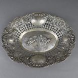 Ovale Korbschale - Silber, um 1900, Punzen: Halbmond/Krone, 800, im Spiegel Puttendekor im Relief,