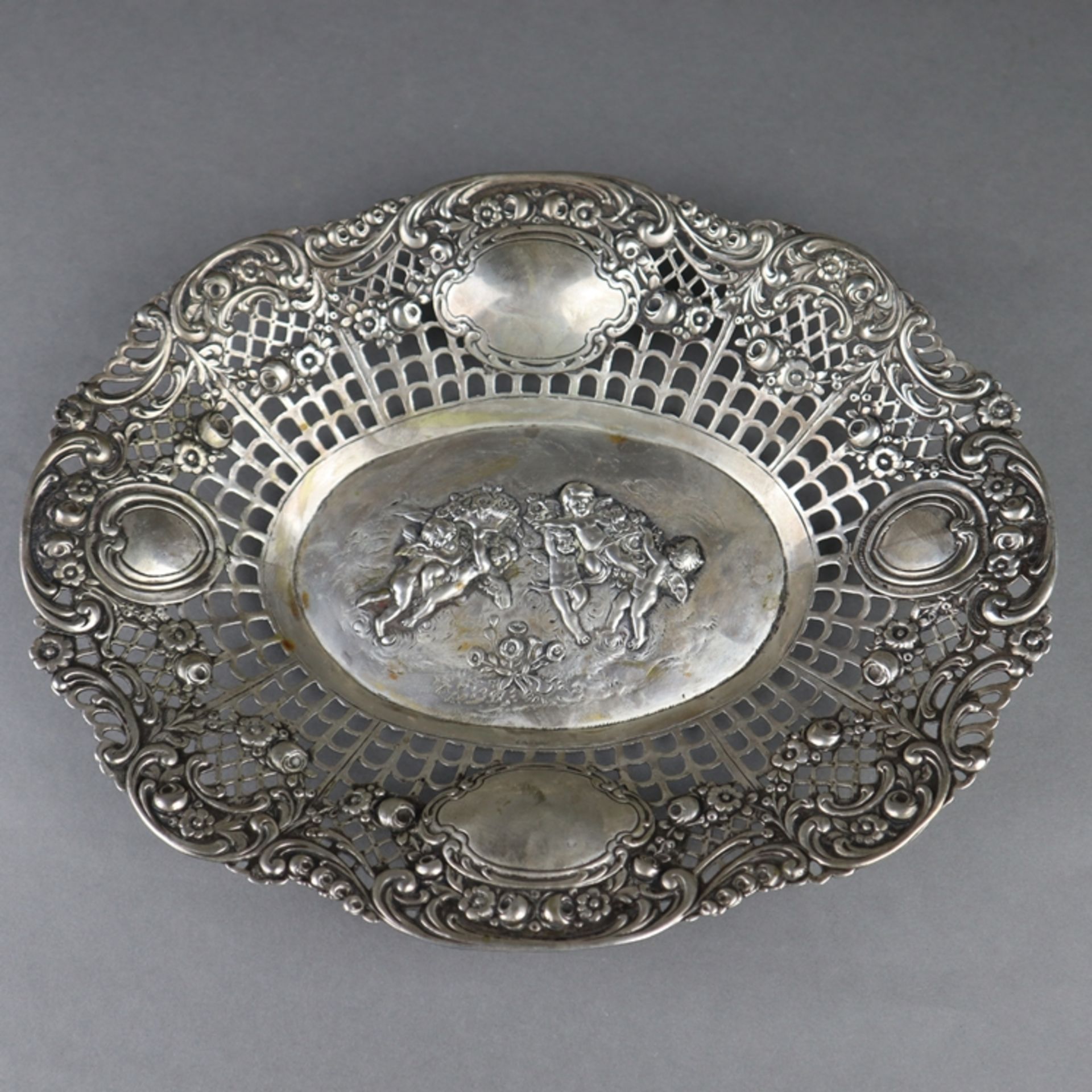Ovale Korbschale - Silber, um 1900, Punzen: Halbmond/Krone, 800, im Spiegel Puttendekor im Relief,