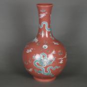 Drachenvase - China 20.Jh., Porzellan, „Tian qiu ping"-Form mit geweiteter Mündung, auf der