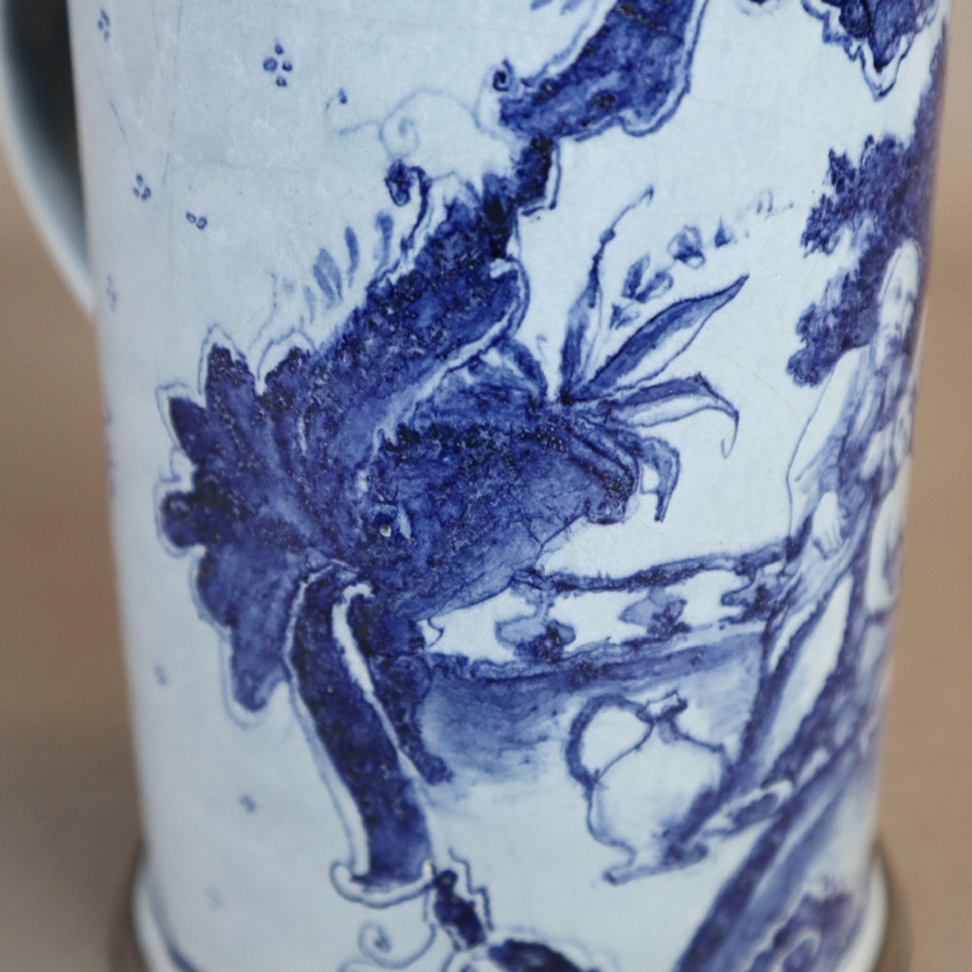 Walzenkrug mit Zinndeckel - deutsch, um 1900, Fayence, kleisterblau glasiert, kobaltblauer Dekor mit - Bild 7 aus 9