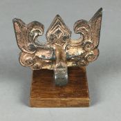 Agraffe in Gestalt einer Taotie-Maske - China, Bronze mit späterer Vergoldung, ca.7,5x9cm, auf