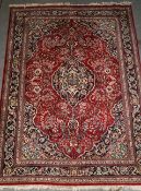 Keschan-Teppich - Wolle, rotgrundig, zentrales Medaillon, ornamentales und florales Muster,