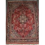 Keschan-Teppich - Wolle, rotgrundig, zentrales Medaillon, ornamentales und florales Muster,