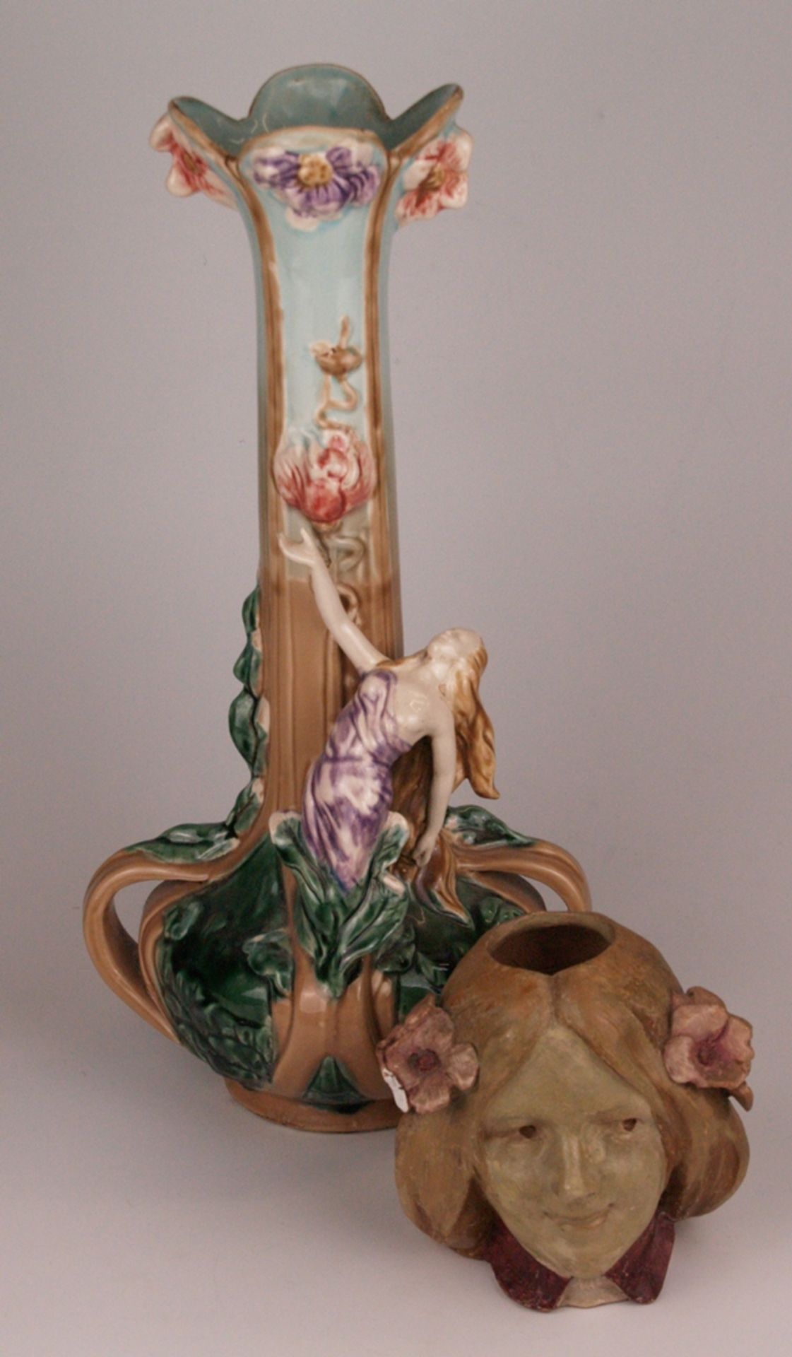 Zwei Jugendstil-Vasen - 1x große Vase, gebauchter Korpus mit langem Enghals, vierfach gelappte - Bild 2 aus 13