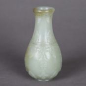 Kleine Jade-Vase - China, Ming-Dynastie, Balusterväschen aus zartgrüner Jade mit wenigen bräunlichen