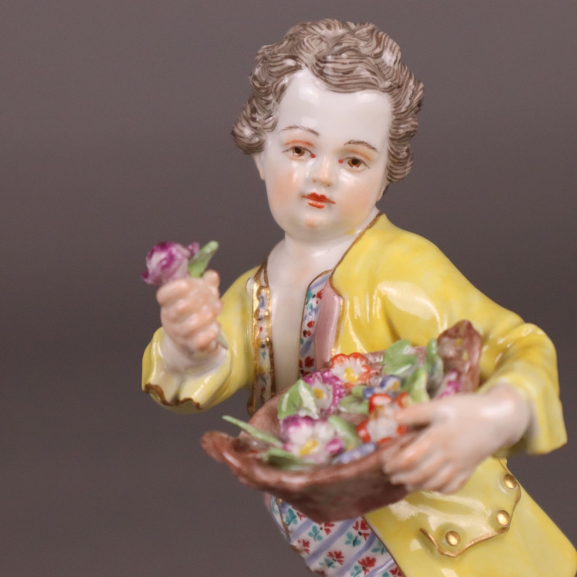 Porzellanfigur "Gärtnerknabe" - Meissen, unterglasurblaue Schwertermarke, Entwurf von Johann Joachim - Bild 4 aus 10