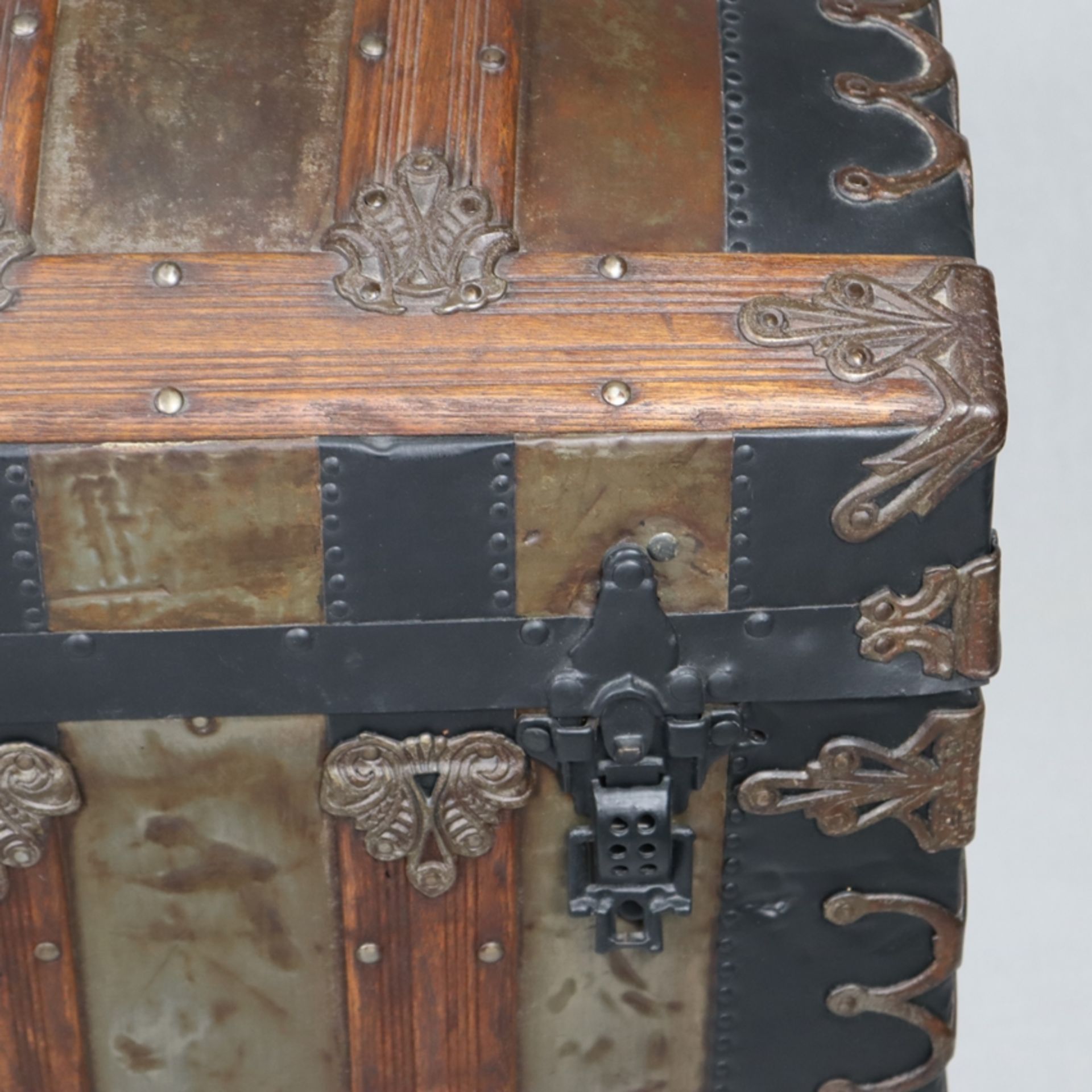 Truhe - 19.Jh., rechteckige Holztruhe mit gewölbtem Deckel, Holzkorpus mit Blech ummantelt, - Bild 3 aus 15