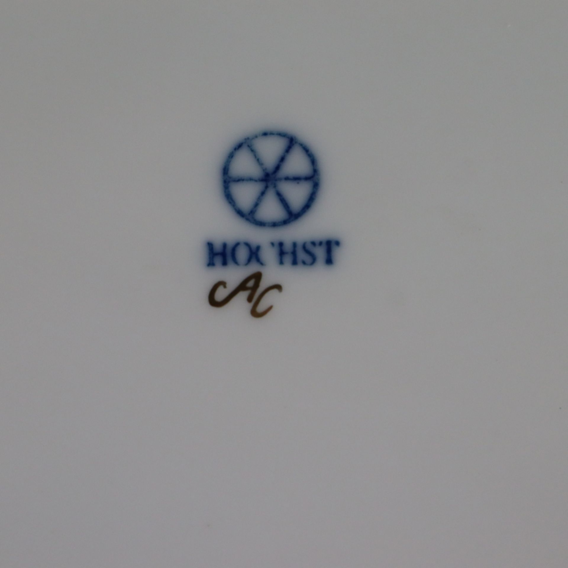 Deckeldose - Hoechst, blaue Radmarke, in Gold bez. "AC", im Spiegel polychromer Schmetterlingsdekor, - Bild 3 aus 3