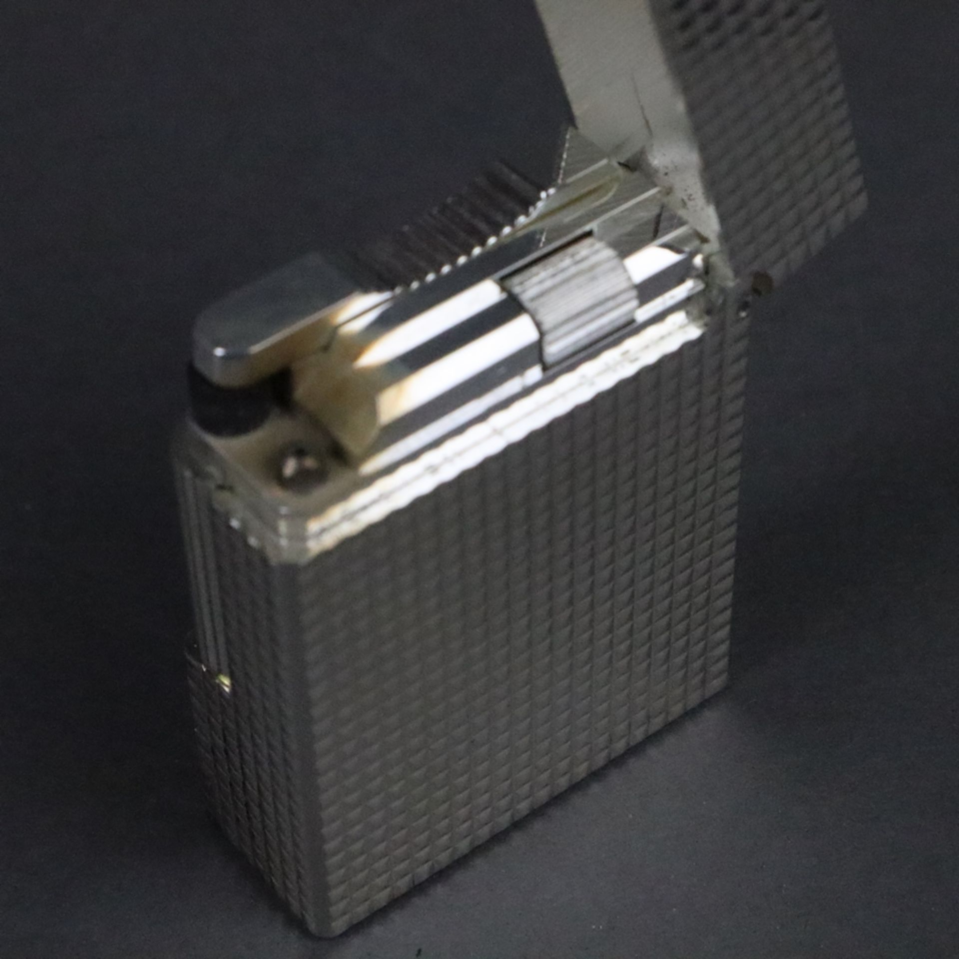 Feuerzeug - S. J. Dupont Paris, Briquet de Poche L1 Plaque Argent Petits Diamants, Seriennr. - Bild 5 aus 10