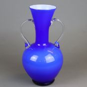 Doppelhenkelvase- China, blaues Glas mit milchig opakem Unterfang, Klarglashenkel,H.ca.29,5cm