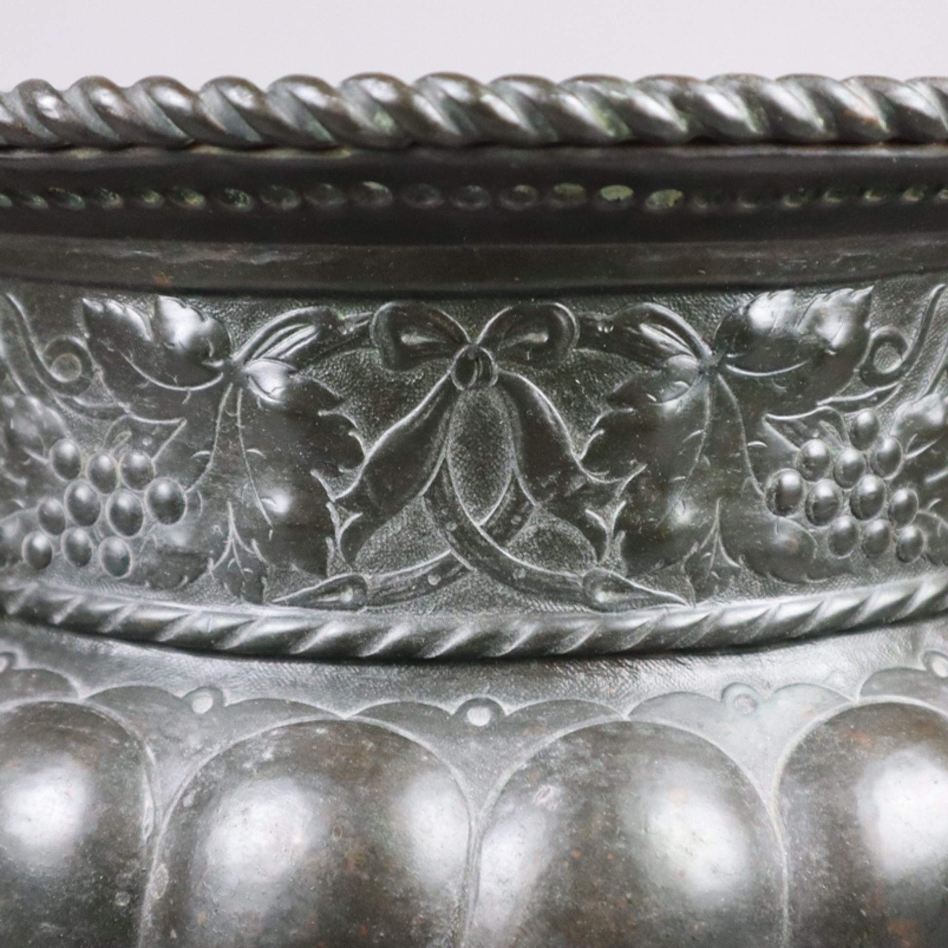 Großer Cachepot - Kupfer, dunkel patiniert, gebauchte Form auf vier Tatzenfüßen, godronierte - Bild 3 aus 8