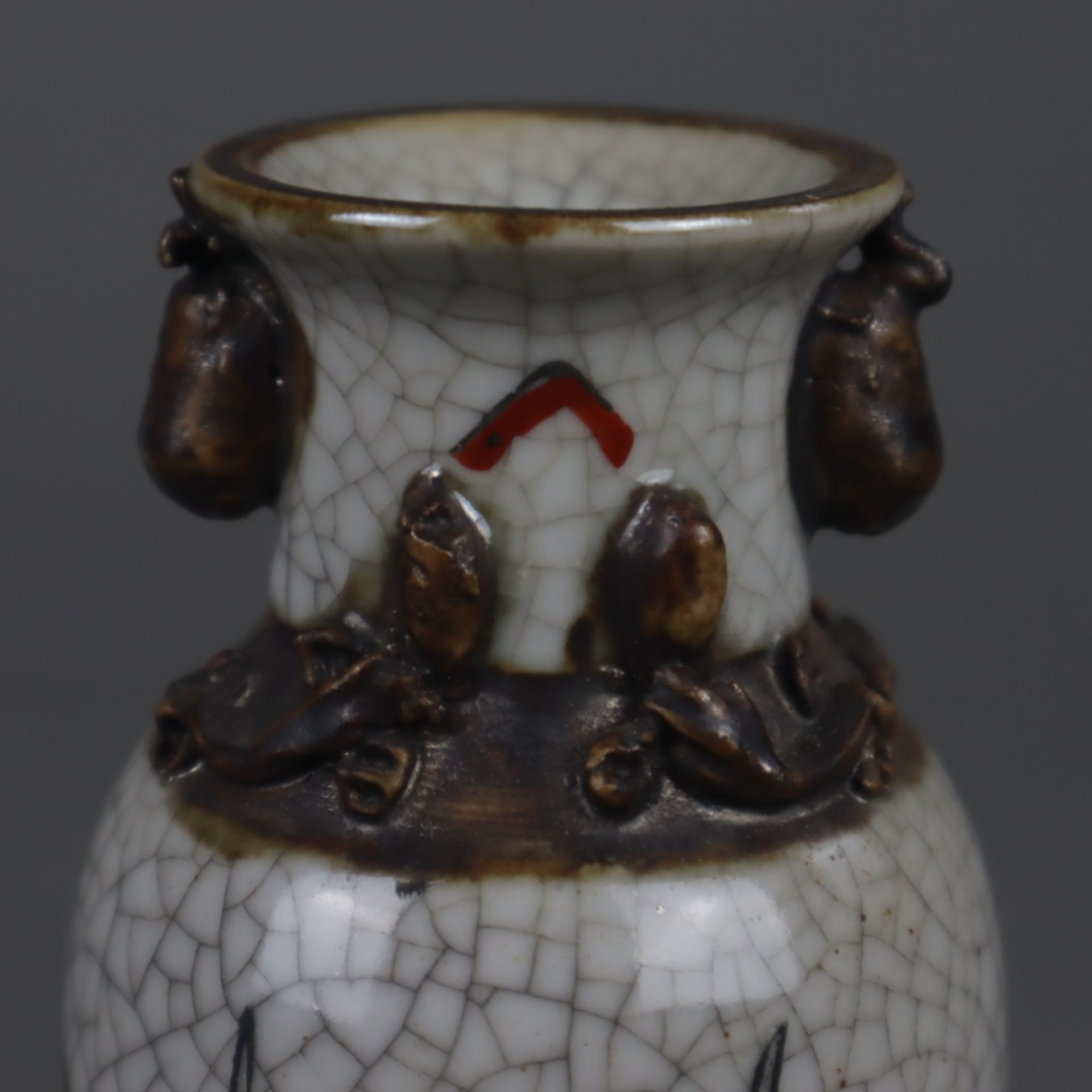 Kleine Balustervase - China, 20.Jh., polychrome Emailbemalung mit Kriegerszene, gräuliche Glasur mit - Image 3 of 8