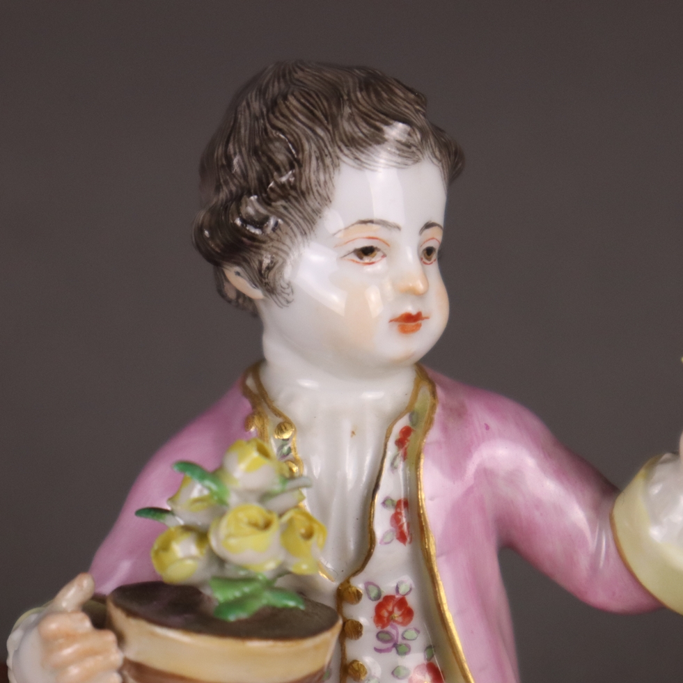 Porzellanfigur "Sitzender Gärtnerknabe mit Rosentopf" - Meissen, unterglasurblaue Schwertermarke, - Image 6 of 9