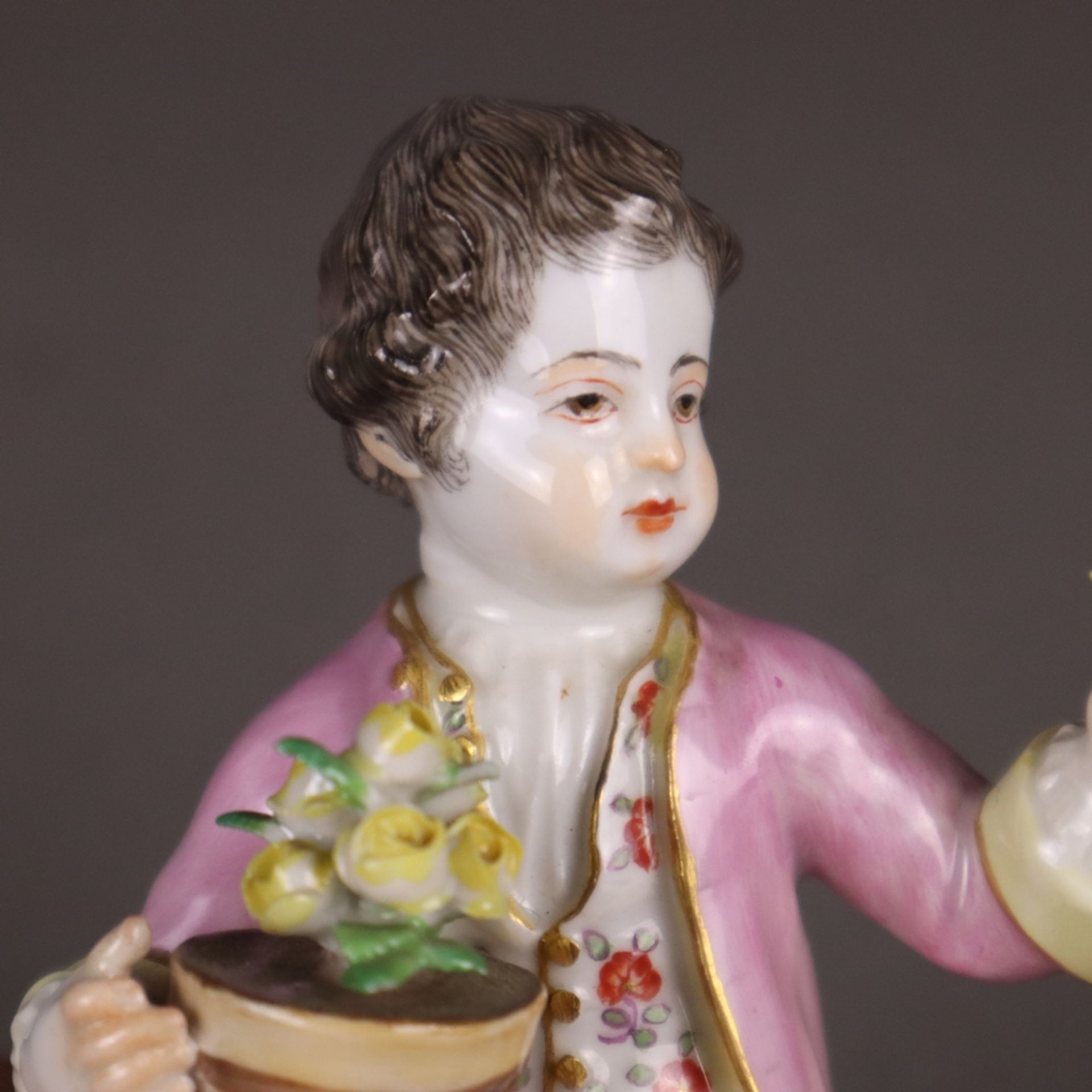 Porzellanfigur "Sitzender Gärtnerknabe mit Rosentopf" - Meissen, unterglasurblaue Schwertermarke, - Bild 6 aus 9