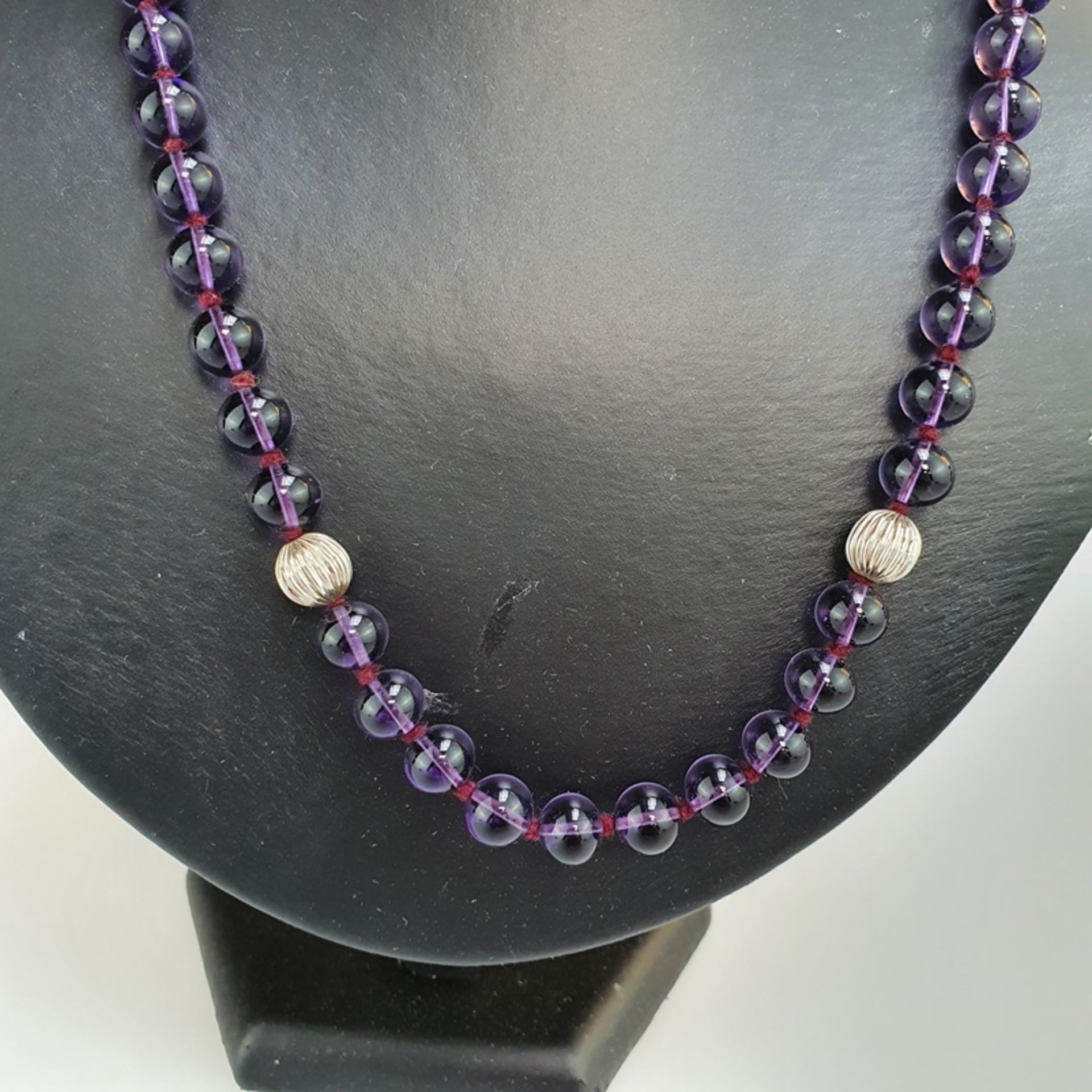 Amethystkette - 50 glatt polierte Amethystkugeln alternierend mit 4 Metallkugeln, D.8mm - Bild 2 aus 4