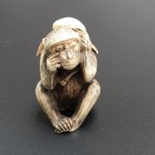 Netsuke - Japan, Meiji-/Taishô-Zeit, Elfenbein geschnitzt, graviert und partiell dunkel