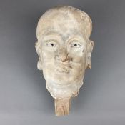 Kopf eines Luohan - China, vollplastisch modellierter Tonkopf eines kahlen, hageren Asiaten mit
