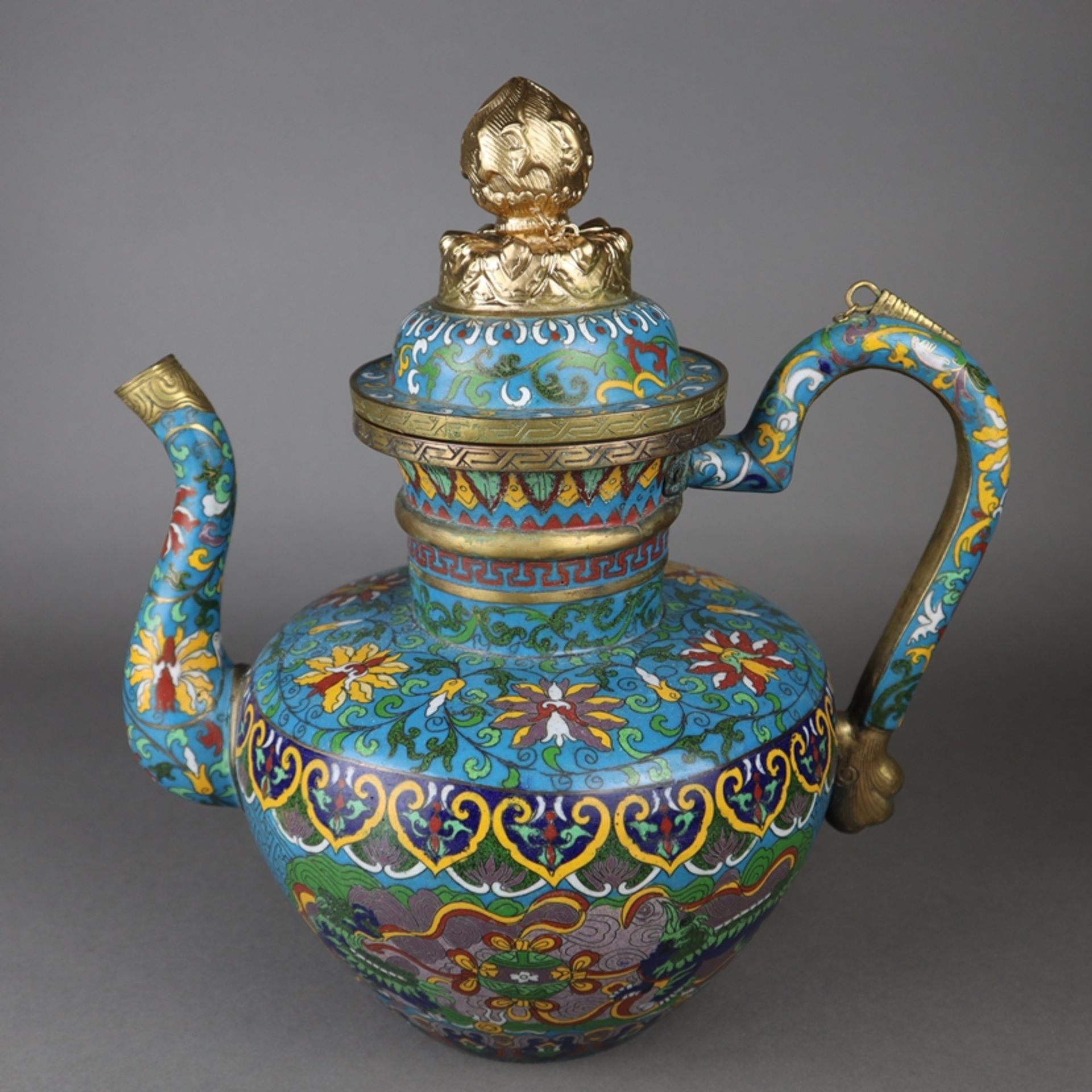 Cloisonné-Kanne - China nach 1900, gebauchte Form mit eingeschnürter Halspartie, geschweifter