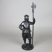 Eisenfigur Stadtwächter mit Lanze - Eisenguss, geschwärzt, vollplastische Darstellung auf runder