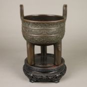 Dreibeiniges Ritualgefäß vom Typ „ding“ - Bronze, China, Qing-Dynastie, auf drei kräftigen