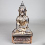 Holzfigur Buddha Shakyamuni - Burma, 19.Jh., Holz mit schwarzer und goldener Lackfassung,