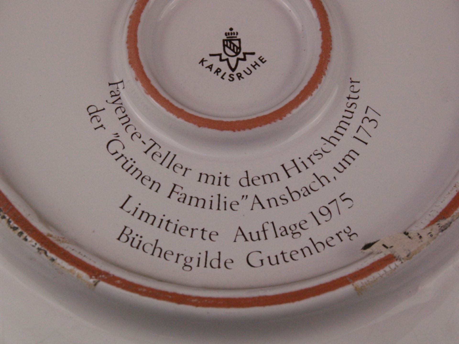 Zwei Wandteller der Karlsruhe Majolika-Manufaktur - 1x Fayence-Teller, 1975, Hirschmotiv der "Grünen - Bild 10 aus 10