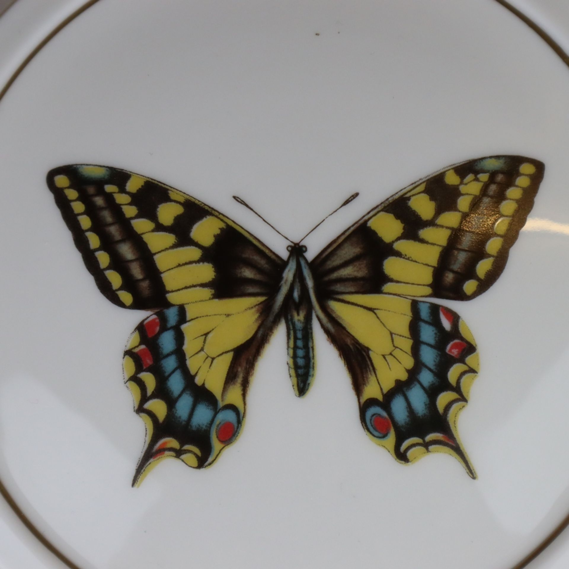 Deckeldose - Hoechst, blaue Radmarke, in Gold bez. "AC", im Spiegel polychromer Schmetterlingsdekor, - Bild 2 aus 3