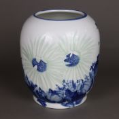 Blau-weiße Vase im japanischen Stil - gebauchte Form mit großformatigem Blütendekor, teils im Relief