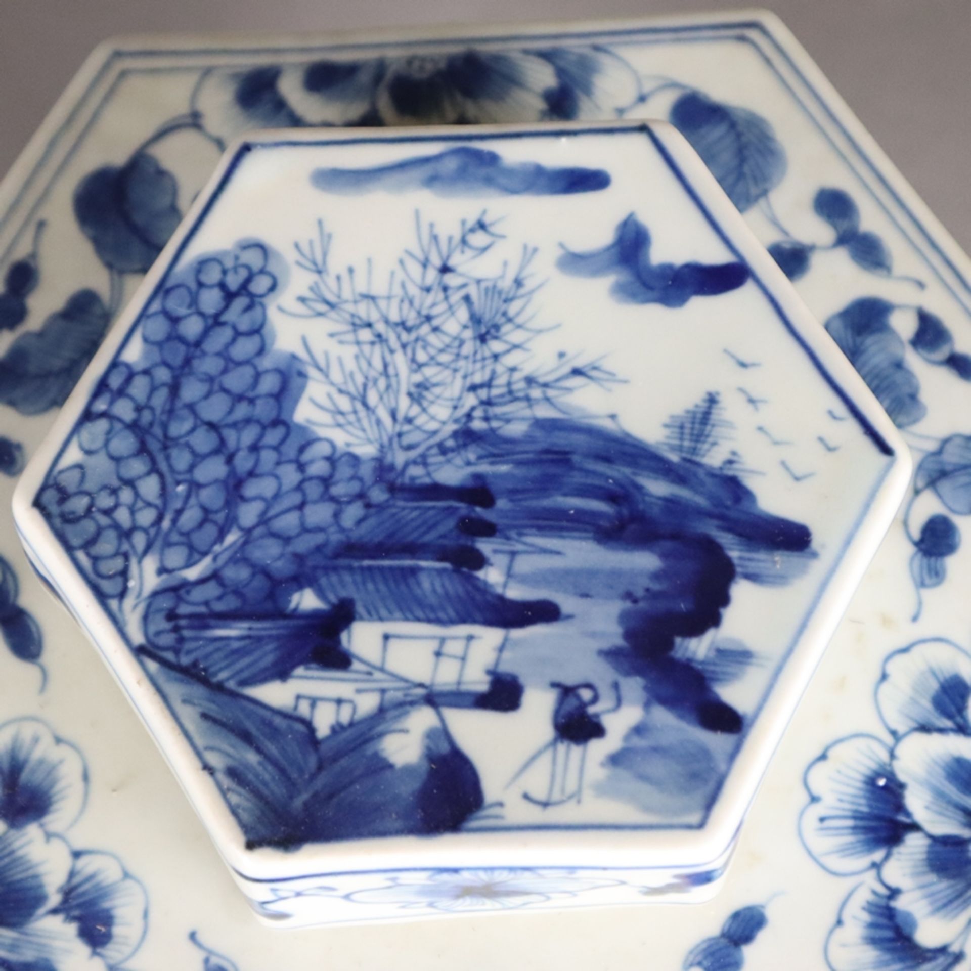 Große Teedose - China, hexagonale Form, Porzellan mit unterglasurblauer figürlicher Malerei, - Image 2 of 9