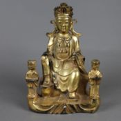 Figurengruppe mit zentraler Guanyin und Akolythen - Metallfigur bronziert, vergoldet, in lockerer