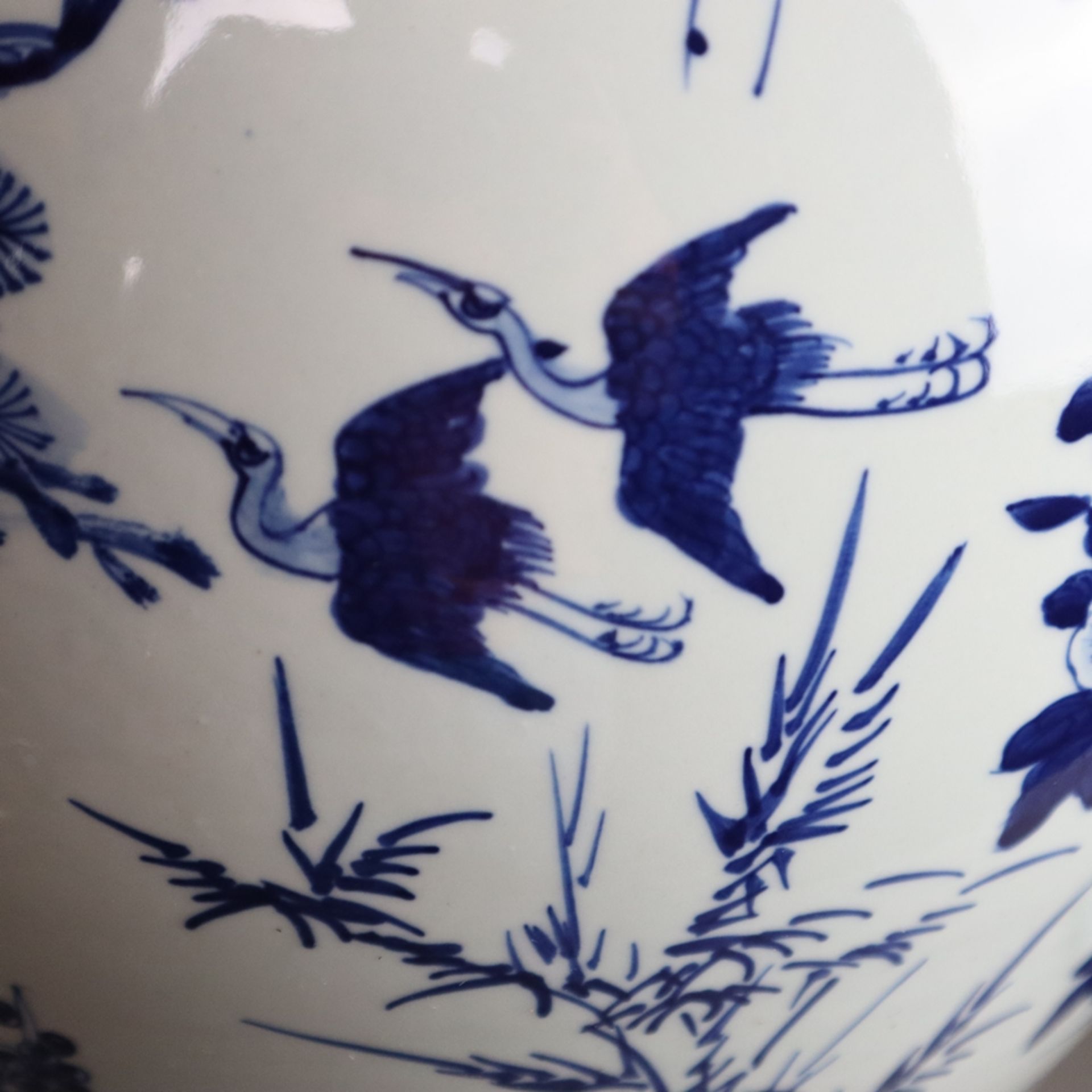 Große Blau-Weiß-Deckelvase - unterglasurblaue Bemalung mit Teichlandschaft mit diversen Vögeln und - Bild 10 aus 14