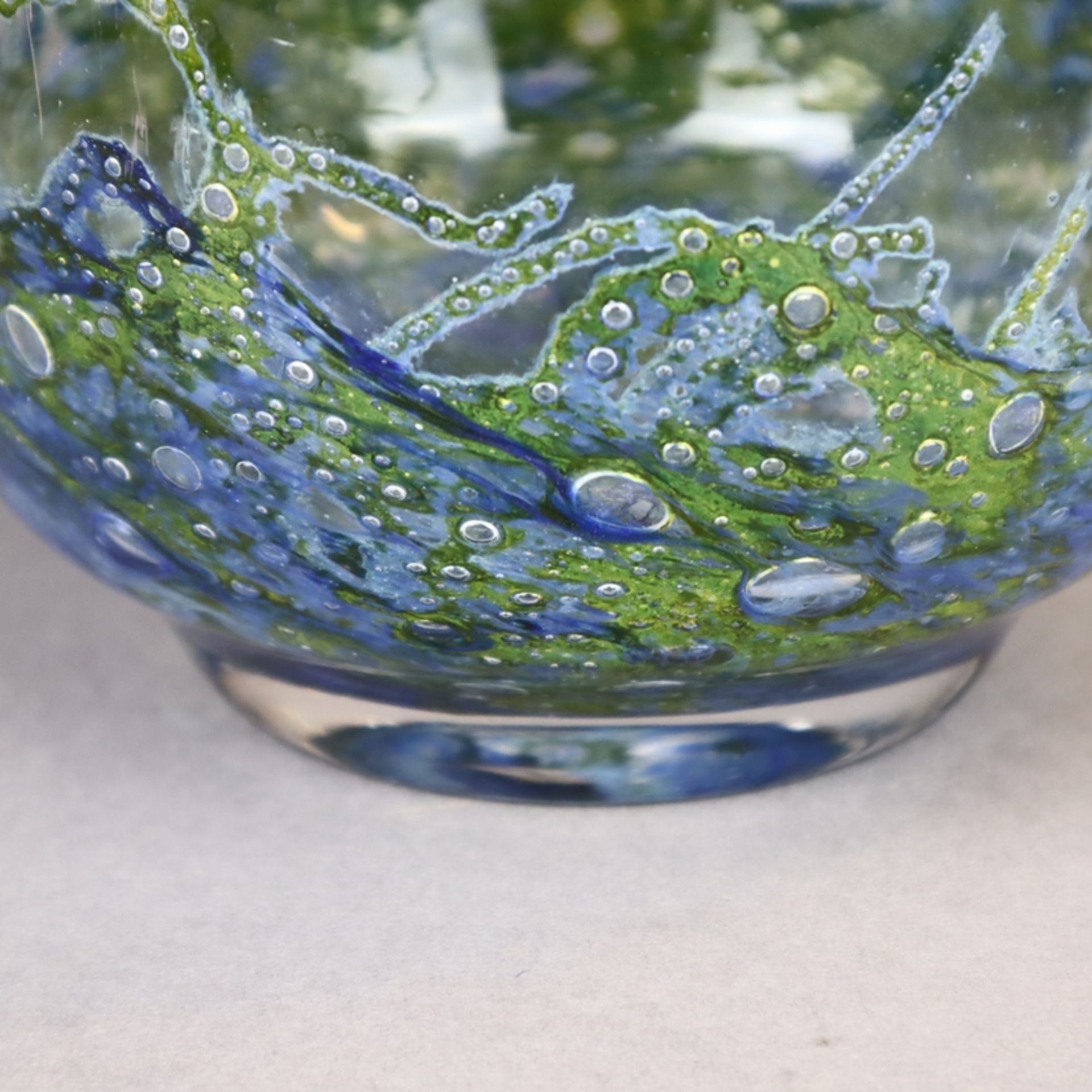 Glaskrug - gebauchte Form, dickwandiges farbloses Glas mit eingestochenen Luftblasen und blauen - Bild 4 aus 7