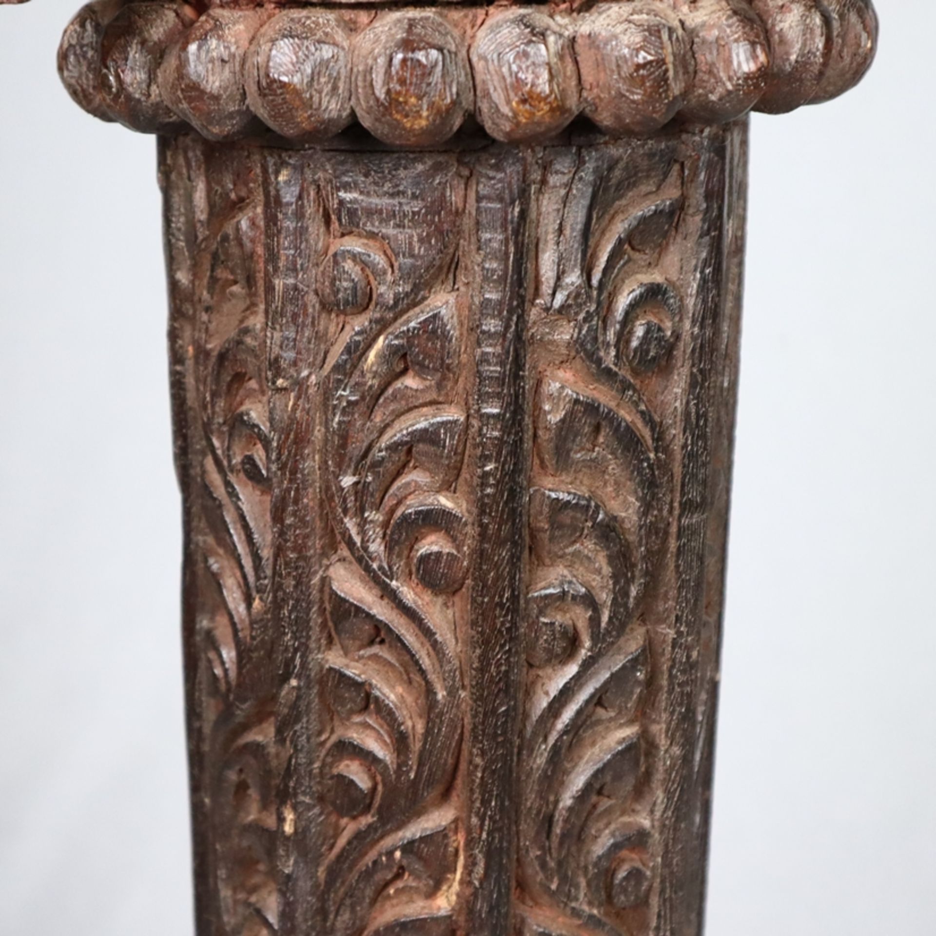 Kleine Holzsäule - Indien, runde Schäftung mit verziertem Kapitell und Basis, rundum geschnitzte - Bild 4 aus 6