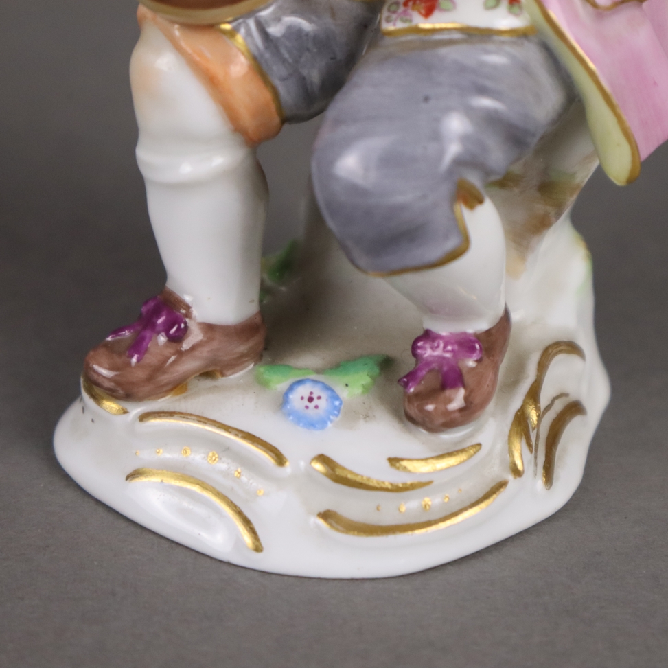 Porzellanfigur "Sitzender Gärtnerknabe mit Rosentopf" - Meissen, unterglasurblaue Schwertermarke, - Image 7 of 9