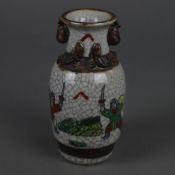 Kleine Balustervase - China, 20.Jh., polychrome Emailbemalung mit Kriegerszene, gräuliche Glasur mit