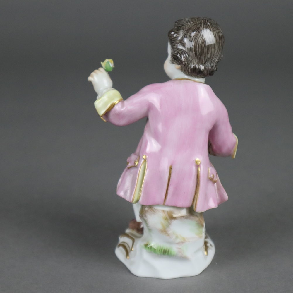 Porzellanfigur "Sitzender Gärtnerknabe mit Rosentopf" - Meissen, unterglasurblaue Schwertermarke, - Image 8 of 9