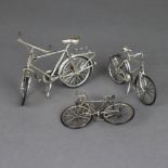Drei Miniatur-Fahrräder - Italien, Arrezo, gestempelt mit Silbergehalt, Stern, Nummer und AR, 1x