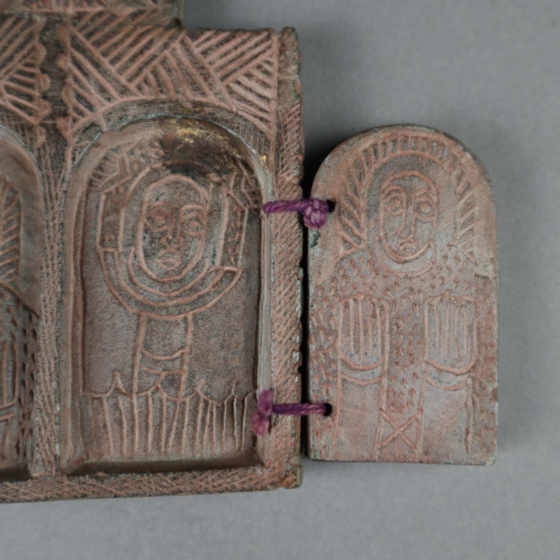 Koptischer Reisealtar - rötlicher Ton, Sgraffito-Dekor, beidseitig je 2 Flügeltüren, außen - Bild 4 aus 7