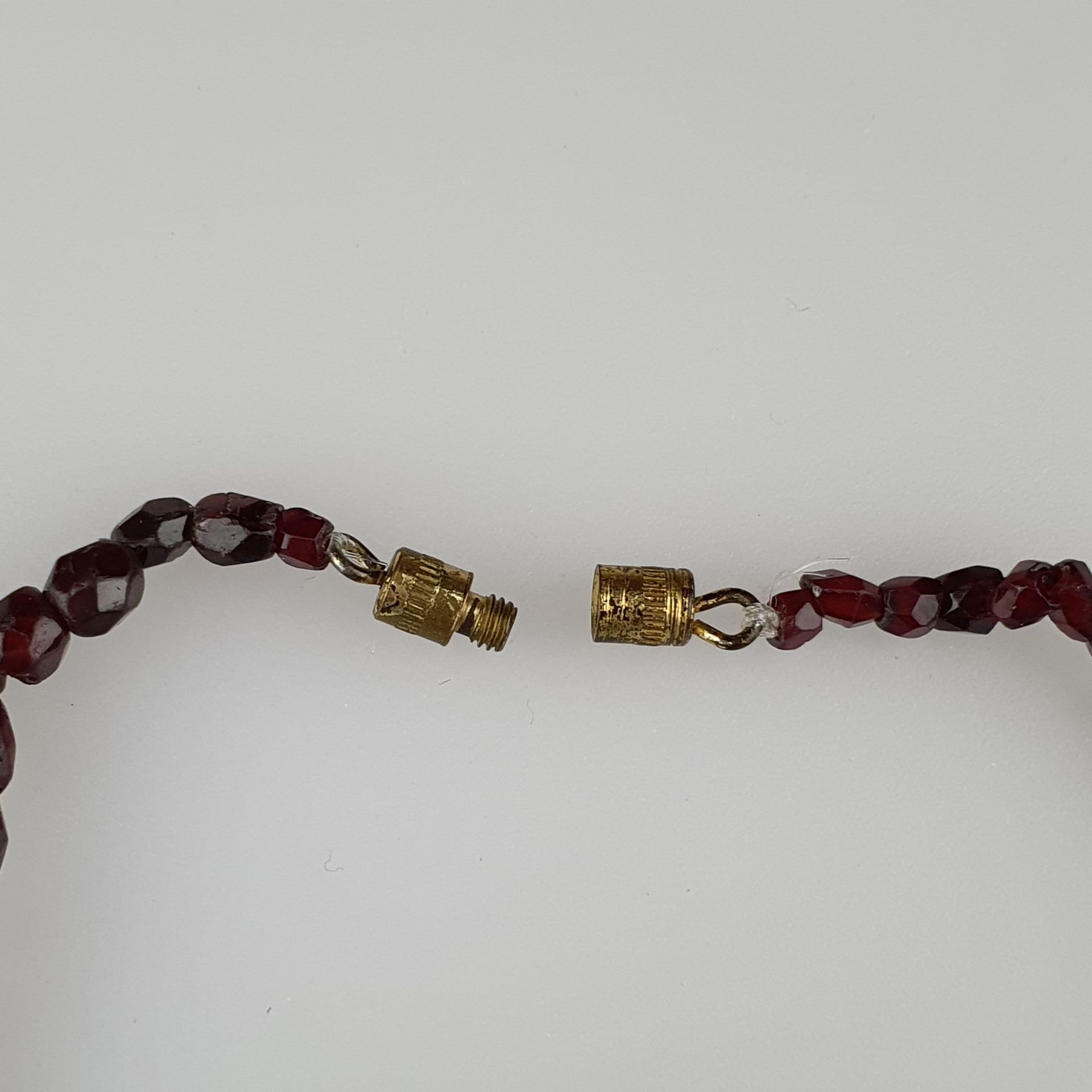 Granatschmuck-Konvolut - dreiteilig: 2x Broschen, L.ca.3,5 und 5,5cm, 1x Halskette mit - Bild 5 aus 5