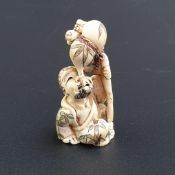 Netsuke - Japan, Taishô-Zeit, Elfenbein geschnitzt, teils graviert und bemalt, Katabori, Senin