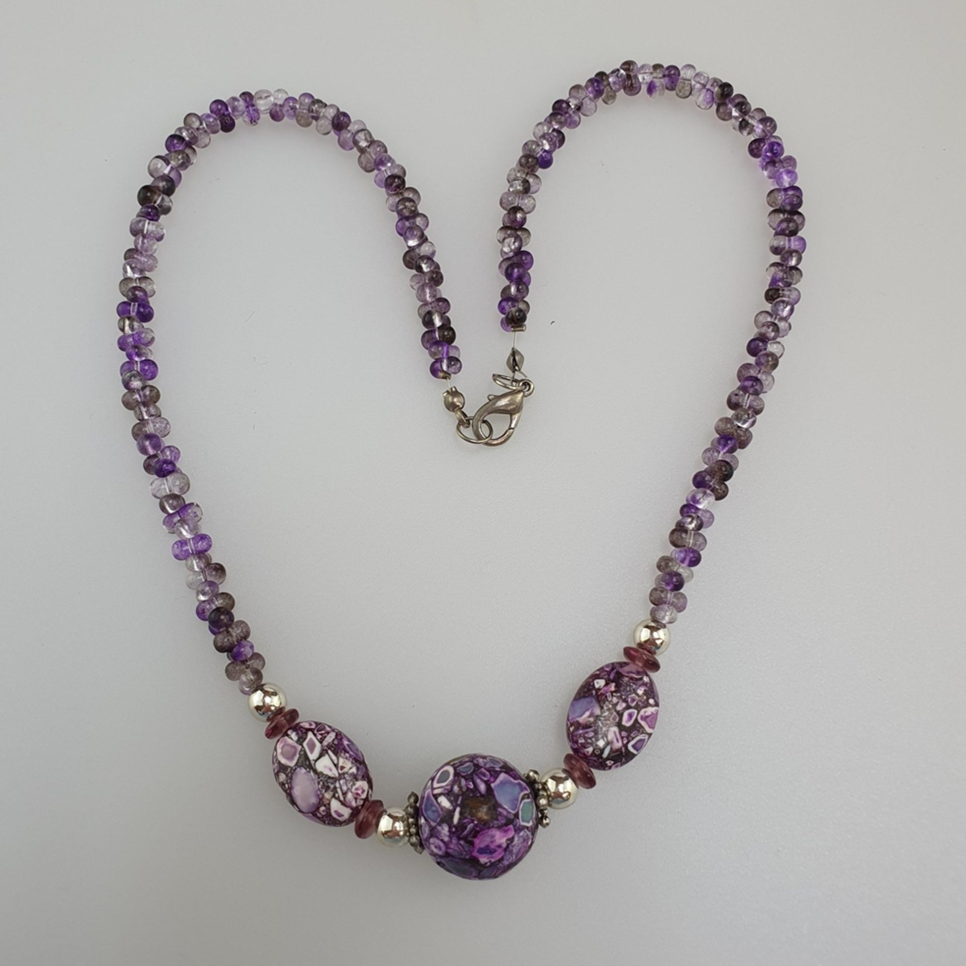 Halskette - Kette aus Amethystperlen, zentral mit drei ornamentalen Elementen, Karabinerverschluß, - Bild 3 aus 4
