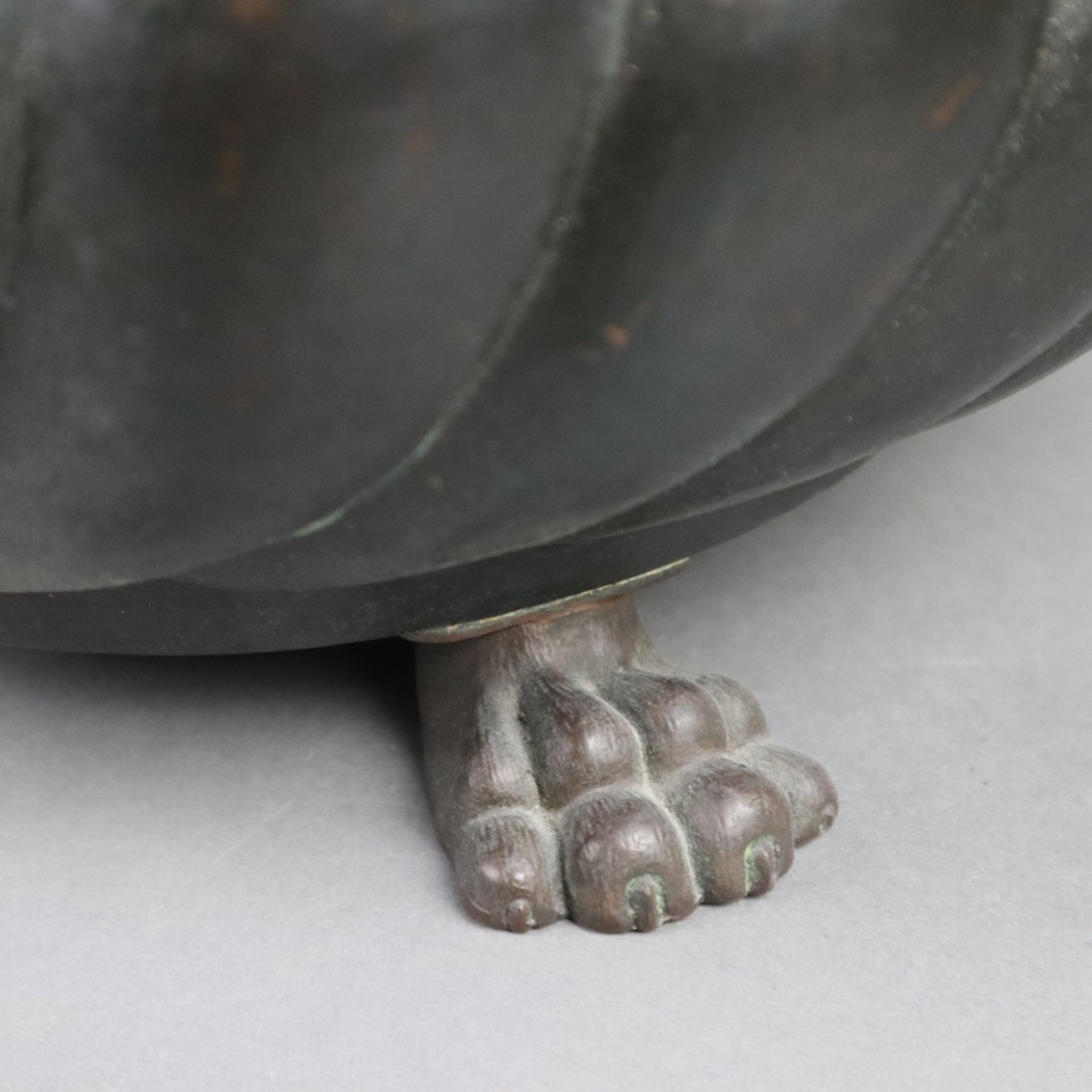 Großer Cachepot - Kupfer, dunkel patiniert, gebauchte Form auf vier Tatzenfüßen, godronierte - Bild 6 aus 8