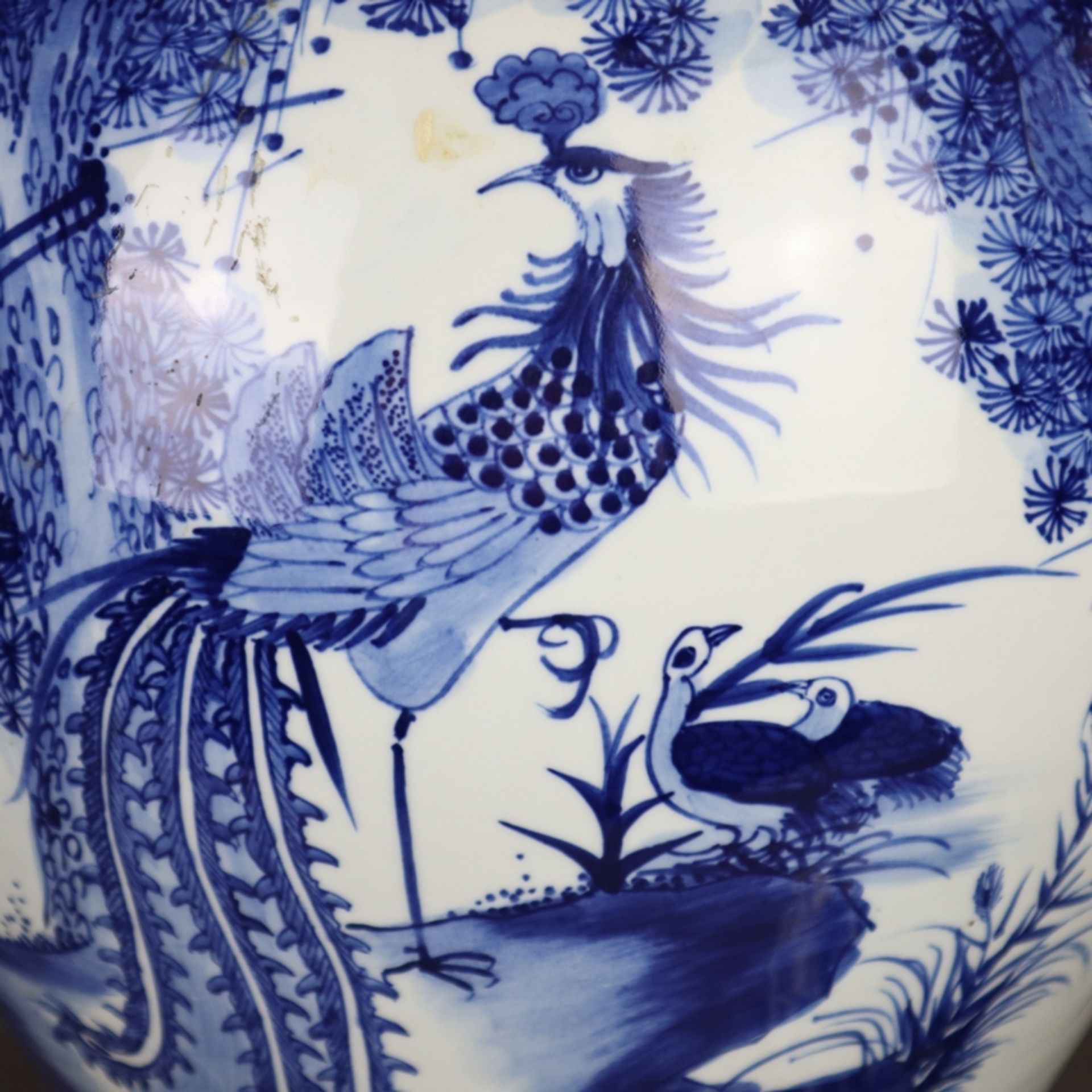 Große Blau-Weiß-Deckelvase - unterglasurblaue Bemalung mit Teichlandschaft mit diversen Vögeln und - Bild 6 aus 14