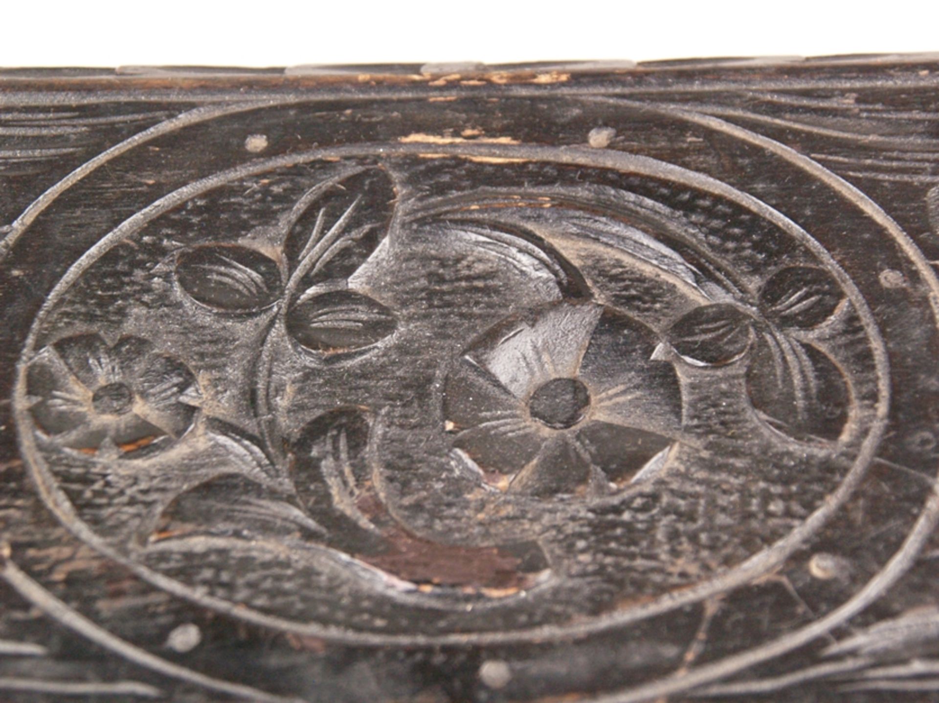 Schatulle - Holz, Schnitzdekor, Deckel mit geschnitztem Blumendekor, schwarz gebeizt, teilweise - Bild 3 aus 7