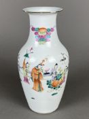 Famille-Rose-Vase- China, Balusterform, feine Bemalung in den Farben der "famille rose": umlaufend