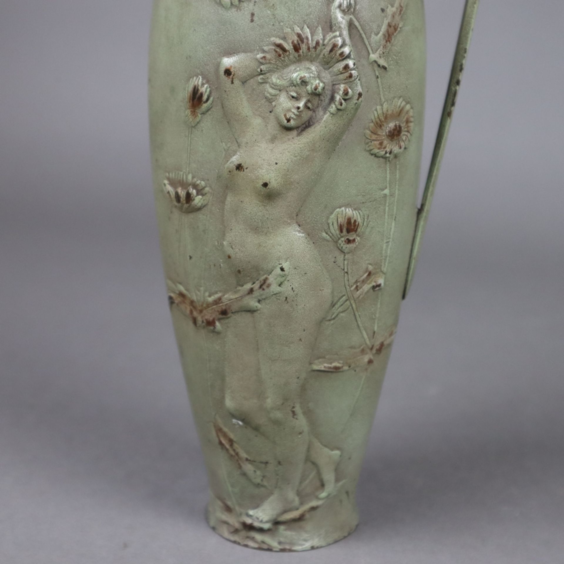 Jugendstil-Kanne - Bronze, hellgrün bemalt, Wandung mit plastischem Jugendstil-Dekor: stehender - Bild 4 aus 9