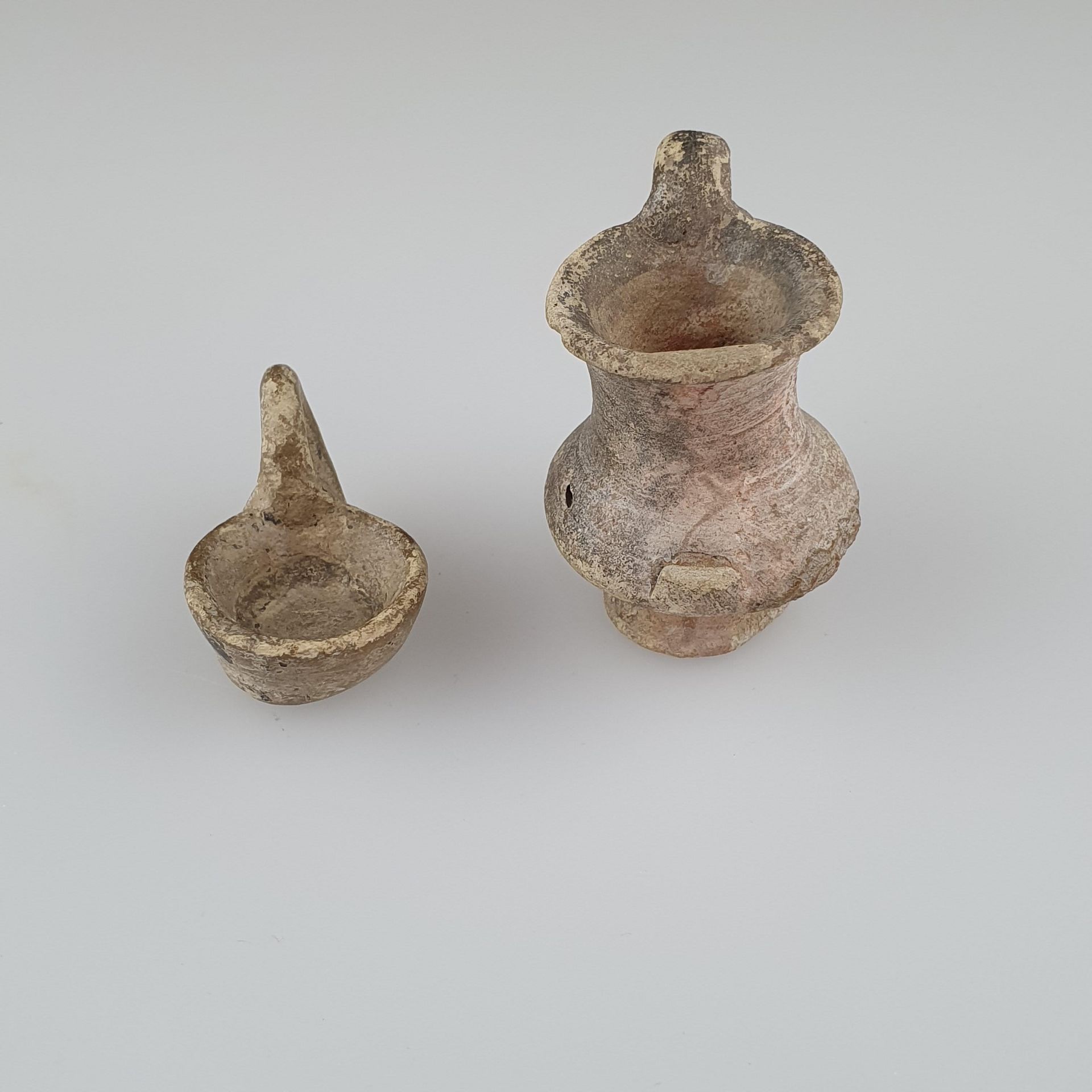 Zwei antike Miniaturgefäße - wohl römisch, Keramik, 1x Doppelhekel-Krug, 1 Henkel angebrochen, am - Bild 2 aus 4