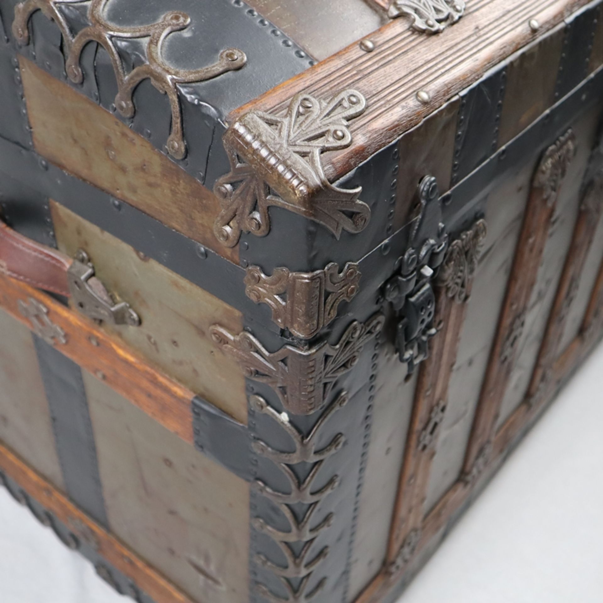 Truhe - 19.Jh., rechteckige Holztruhe mit gewölbtem Deckel, Holzkorpus mit Blech ummantelt, - Bild 6 aus 15